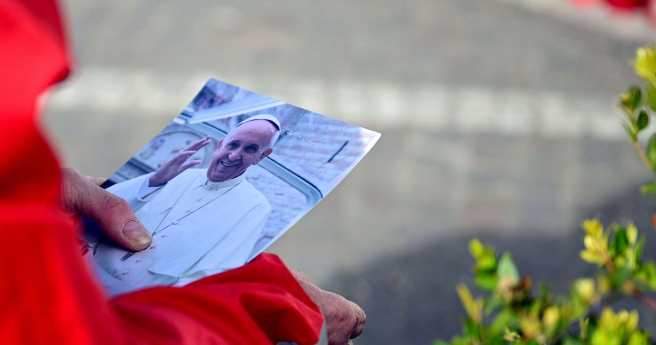 Papież Franciszek "uczy się na nowo mówić". Wieści z Watykanu