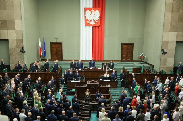 Dwie Konfederacje wyprzedzają PiS. Nowy sondaż zmienia układ sił w Sejmie