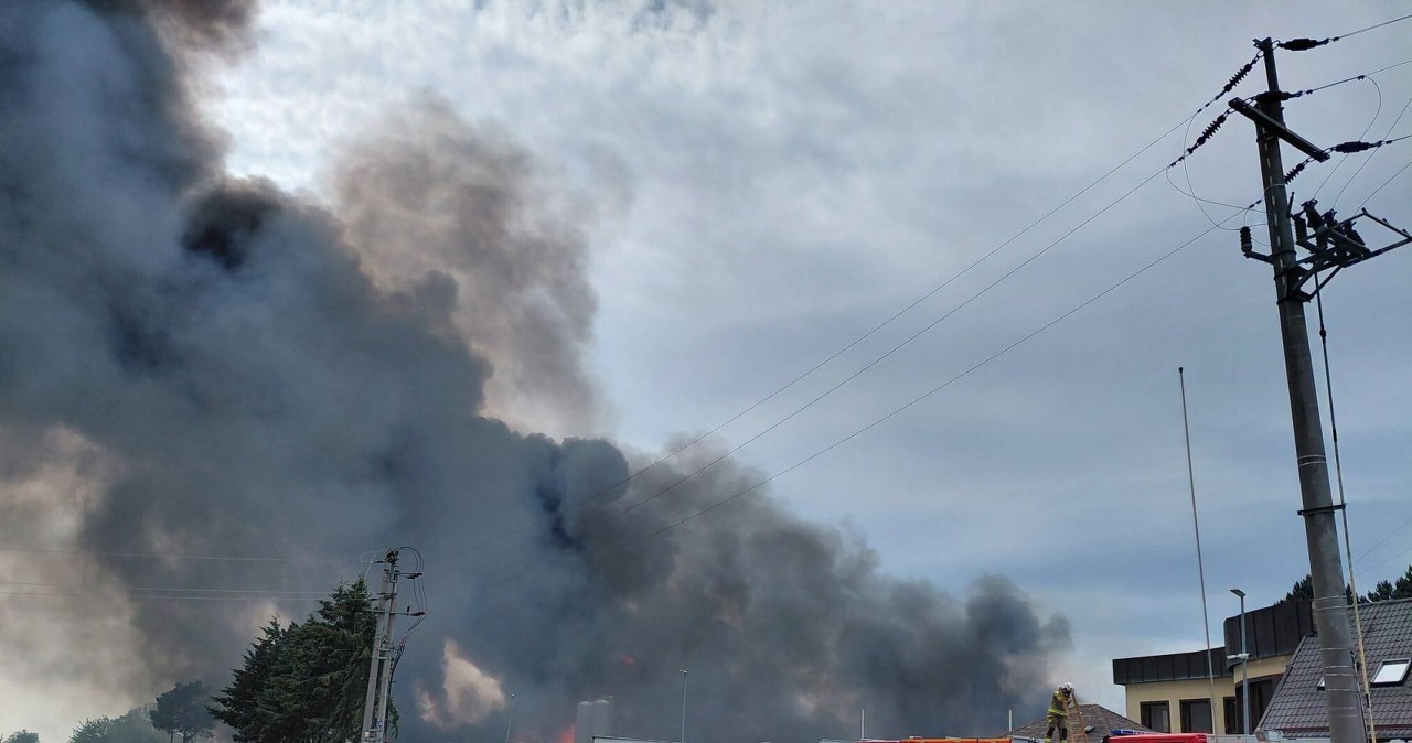 Ogromny pożar fabryki aerozoli. "Duże zadymienie. Zamknij okna i drzwi"