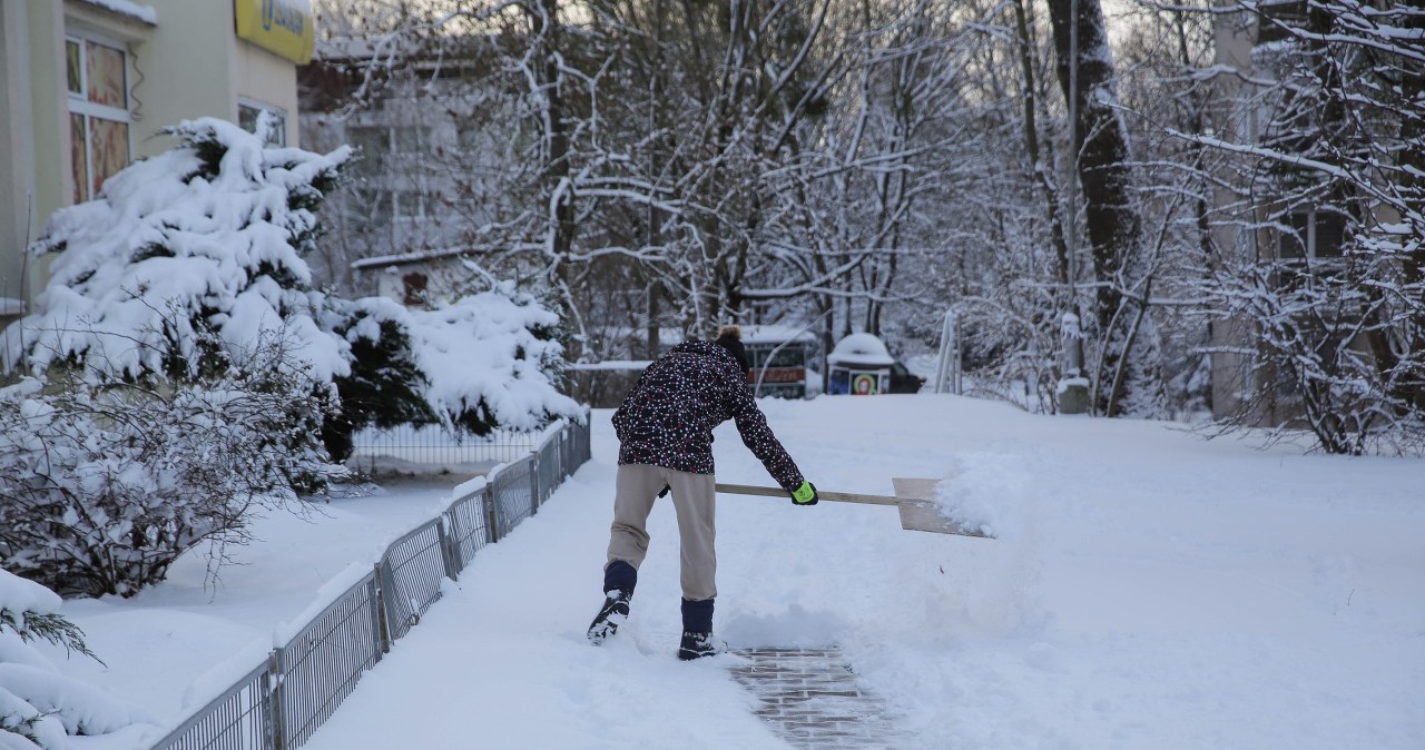 Atak zimy na północy Polski. Auta utknęły w zaspach