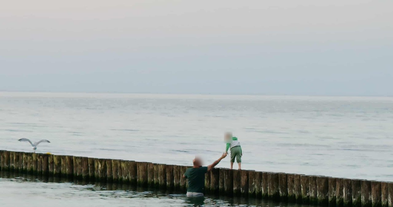 Z dzieckiem po falochronie. WOPR: To szczyt głupoty