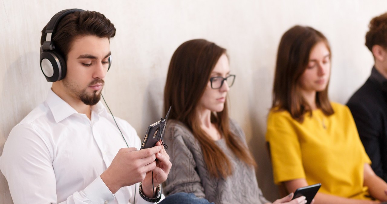 Młodzież z problemami psychicznymi bardziej uzależniona od smartfonów