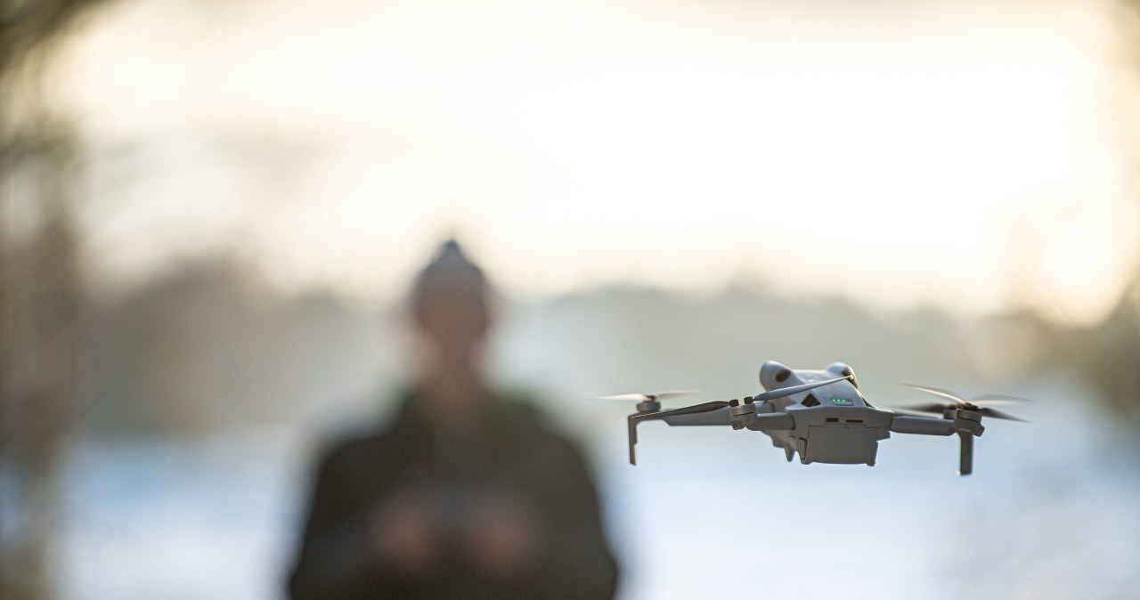 ​Dron spadł na teren jednostki wojskowej. Żandarmeria Wojskowa zatrzymała 22-latka