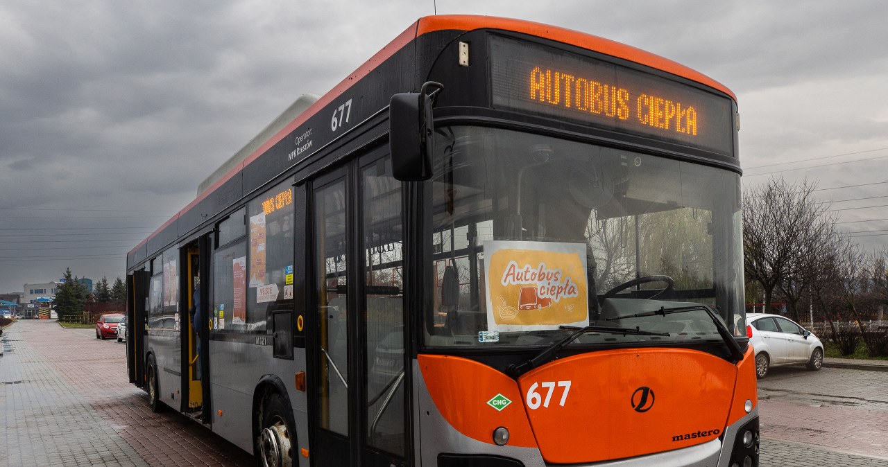 "Autobus Ciepła" zaczął jeździć ulicami Rzeszowa. Tysiące posiłków dla potrzebujących