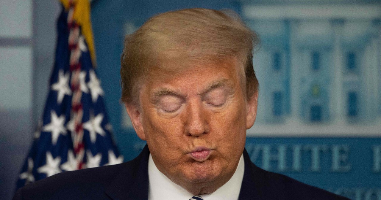 Pisze w nocy, zamyka oczy w dzień. Czy Donald Trump nie śpi za mało?