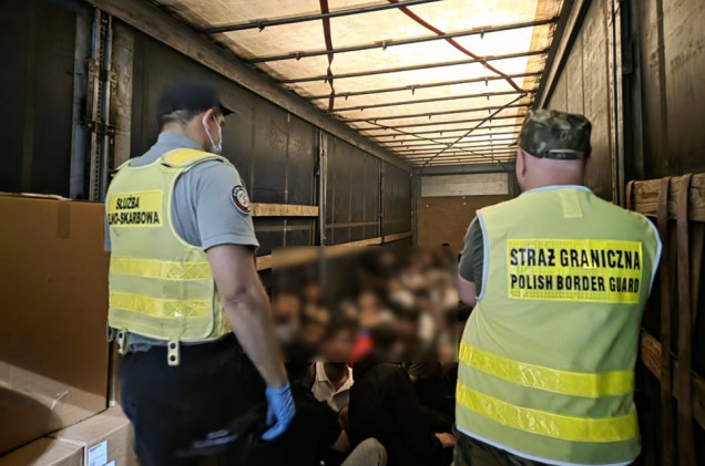 Ponad 50 osób ukrytych w naczepie. Akcja służb w Budzisku