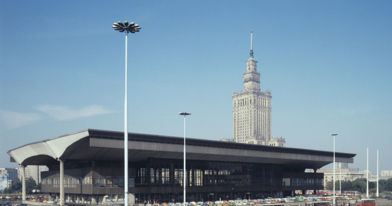 Tak 50 lat temu wyglądał Dworzec Centralny w Warszawie. Niezwykłe zdjęcia!