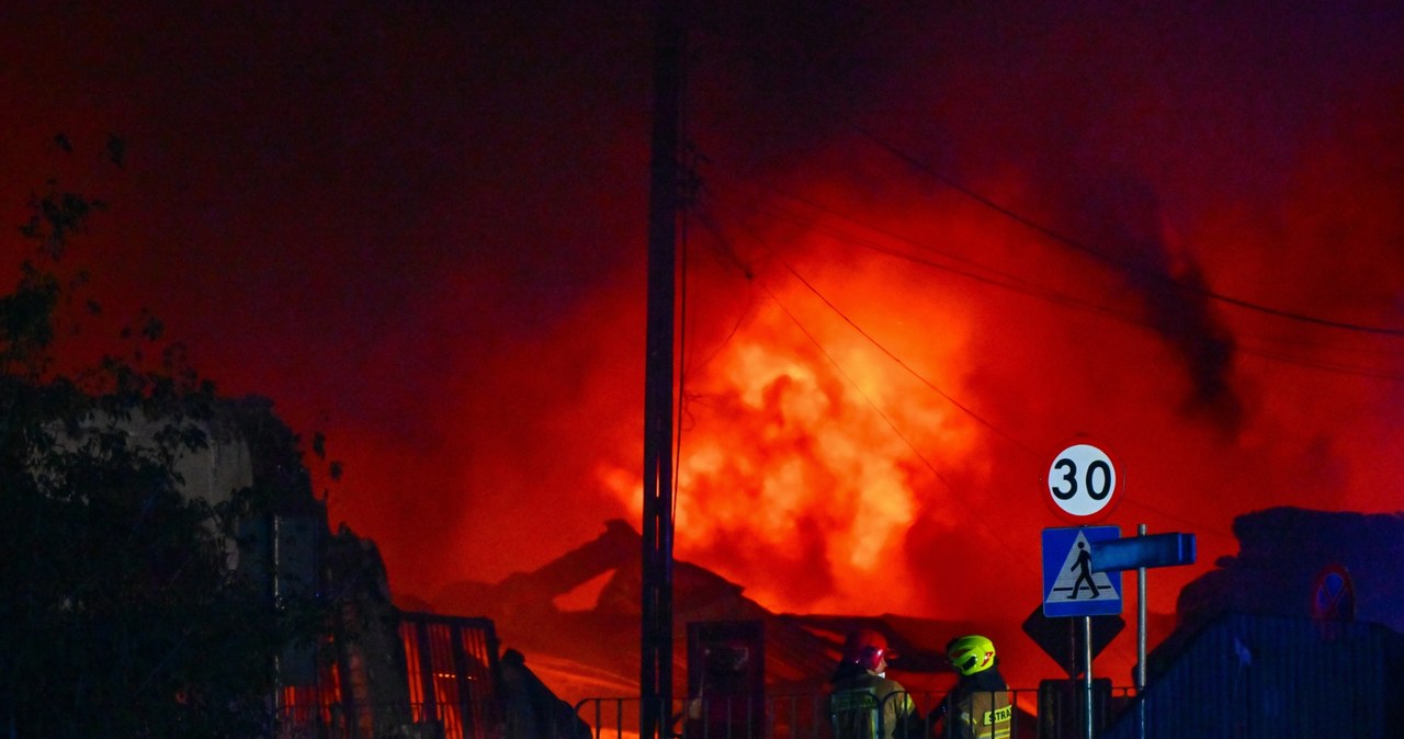 Gigantyczny pożar hali firmy, która zatrudnia 200 osób. Co będzie z pracownikami?
