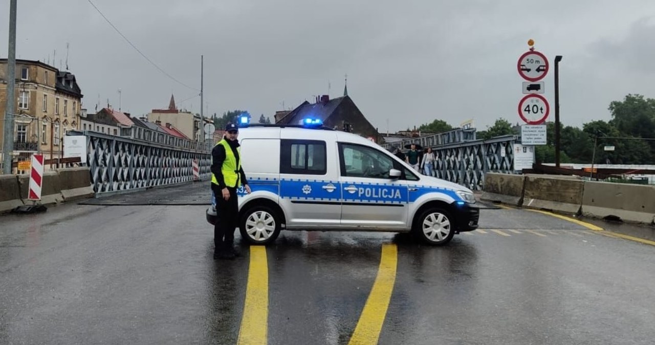 Zalane drogi, przerwany wał. Most w Głuchołazach zamknięty