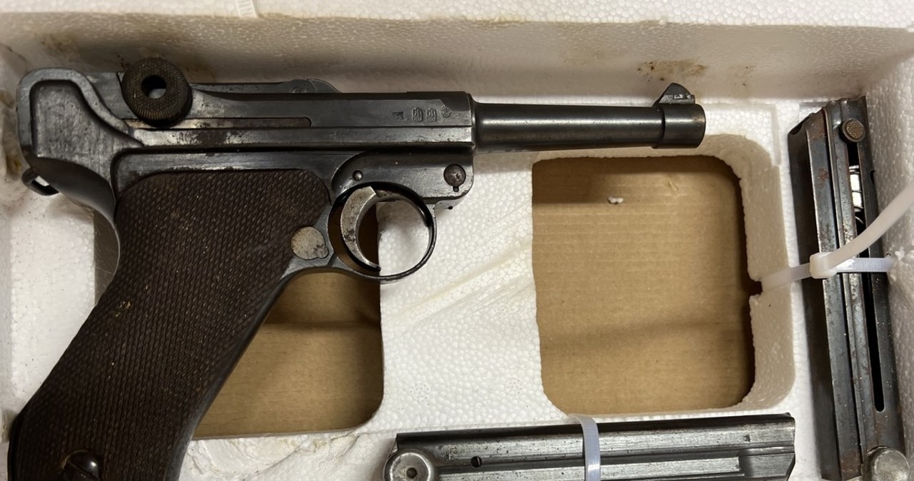 Historia ukryta na strychu. Zabytkowy pistolet trafił do muzeum