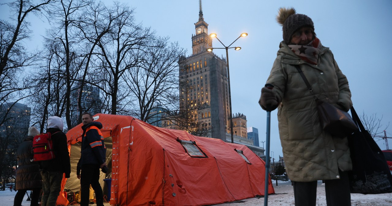 Warszawa szykuje się na kolejną falę mrozów. Ogrzewane namioty i autobusy