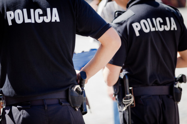 Policjant miał uderzyć głową nastolatka o radiowóz. Akt oskarżenia ws. zatrzymania braci