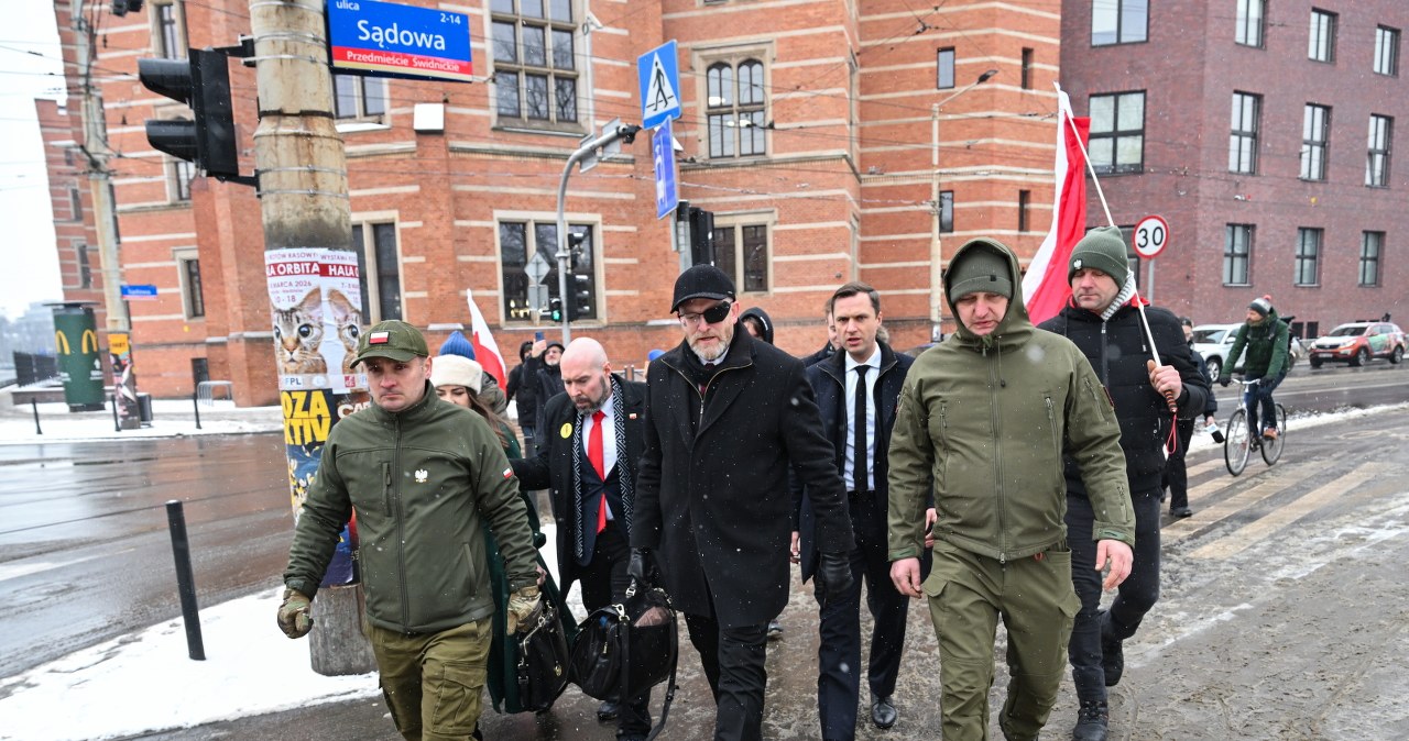 Grzegorz Braun w prokuraturze. Co grozi europosłowi?