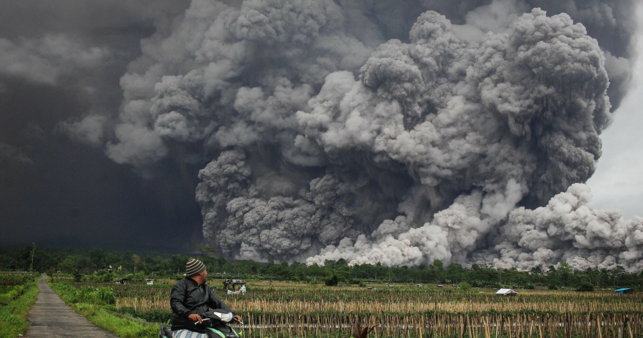 Gorące gazy pomknęły zboczem. Silna erupcja wulkanu w Indonezji [NAGRANIA]