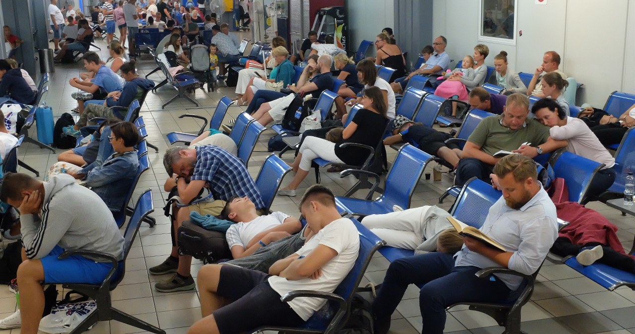Dramat Polaków trwa. Tysiące osób uwięzionych na lotnisku