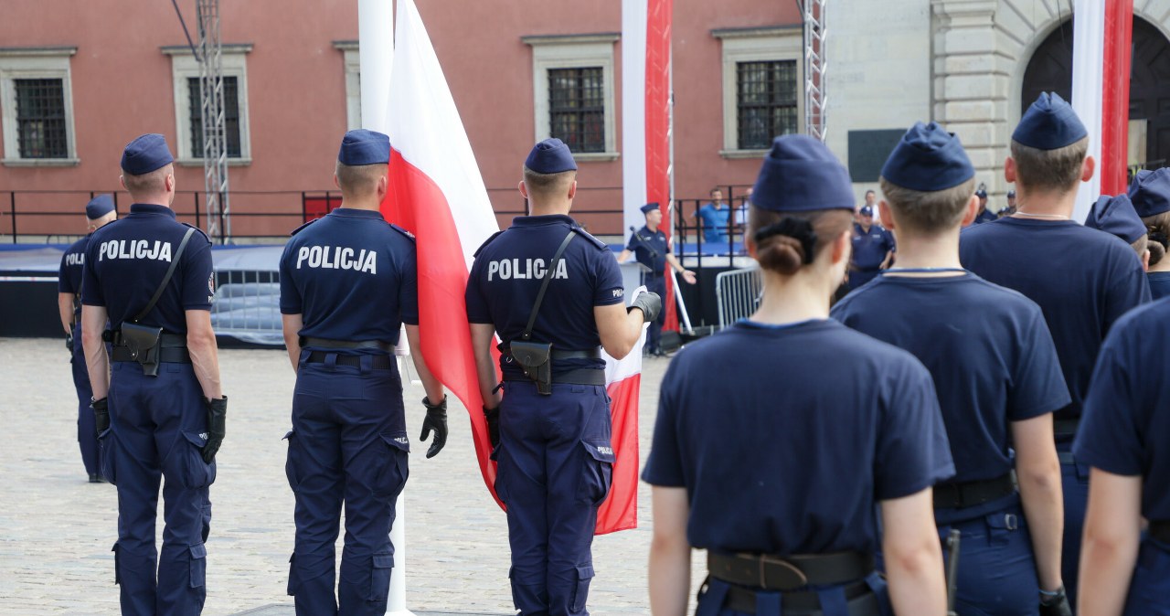 Zwrot w policji. Świadczenia pomogły, Warszawa wyjątkiem