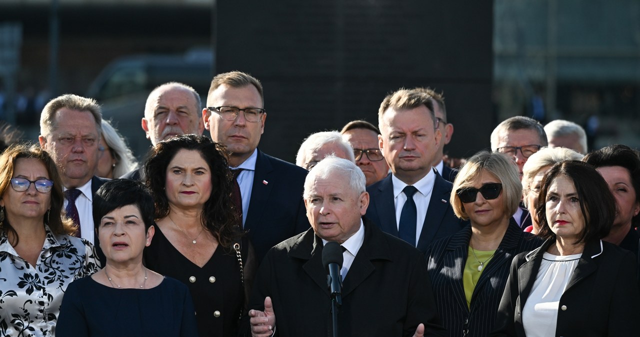 "Atak na Polskę". Kaczyński grzmi na miesięcznicy smoleńskiej