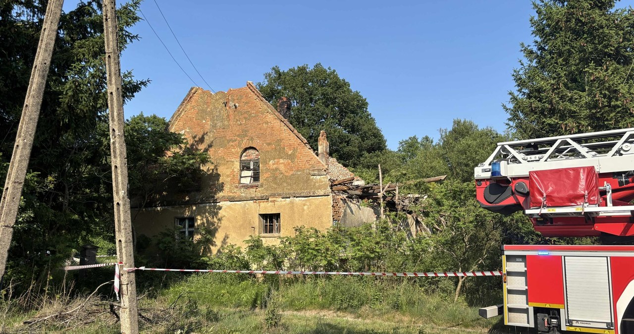 Zawalił się dach domu. W środku były dwie osoby