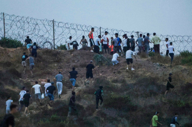 Dramatyczna doba w Ceucie. 49 tys. migrantów sforsowało granicę