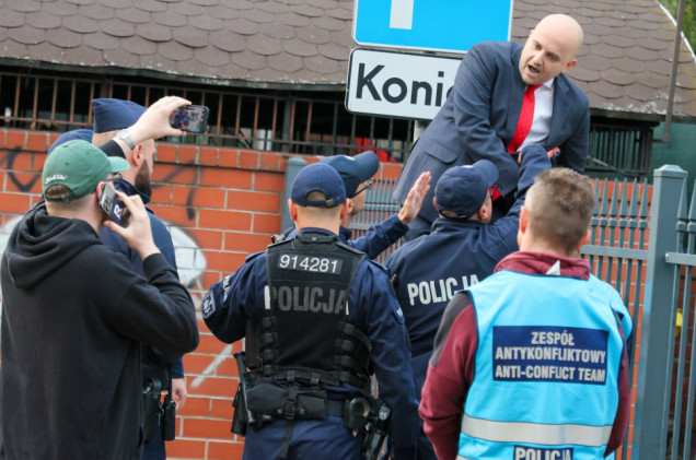Zawiadomienie ws. Mateckiego i dwa śledztwa. Poseł sforsował płot uczelni