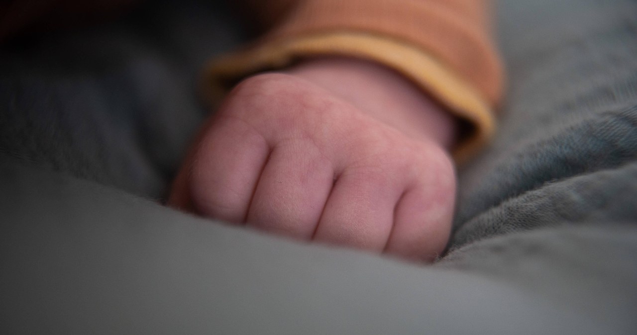 "Na ścianach był szron". Jest śledztwo ws. śmierci niemowlęcia w Radomiu