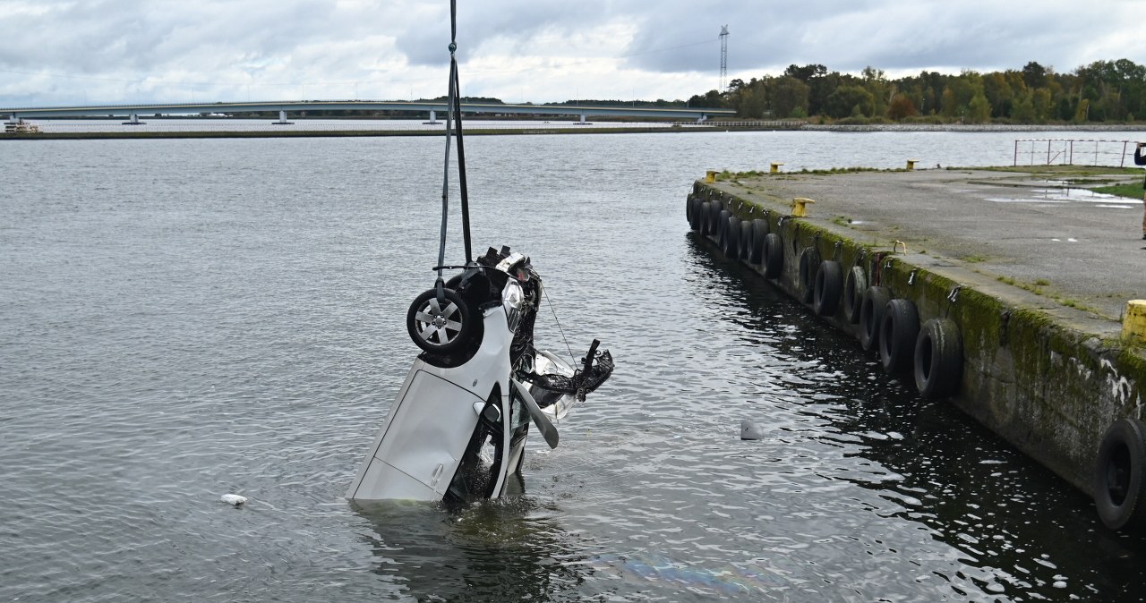 Auto wpadło do kanału. Kobieta w szpitalu, kierowca uciekł