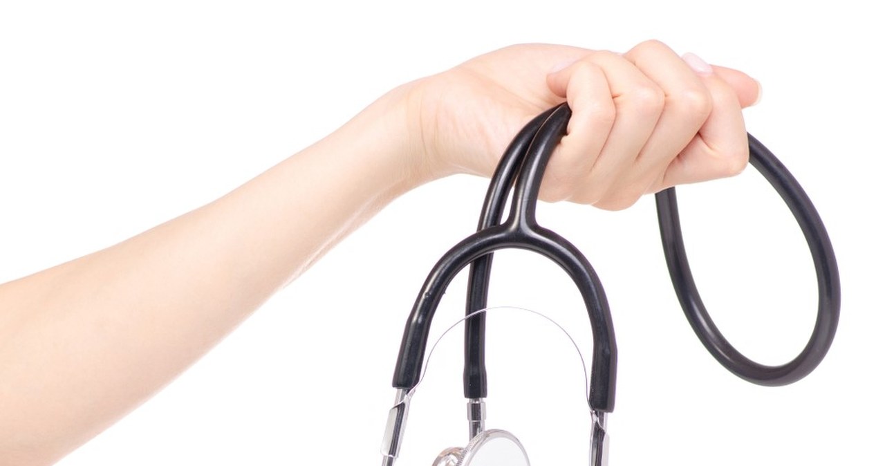 Zacisnęła stetoskop na szyi lekarza. Dramatyczne sceny w gabinecie