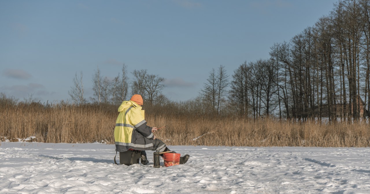 Tragiczny finał wędkowania. 74-latek utonął po załamaniu lodu na jeziorze