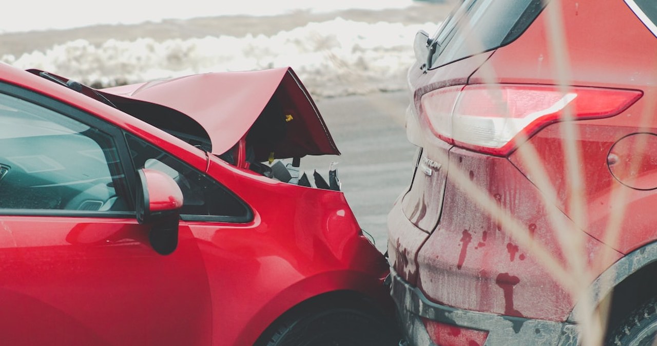 Jak sprawdzić OC sprawcy i kiedy przysługuje auto zastępcze z jego polisy?