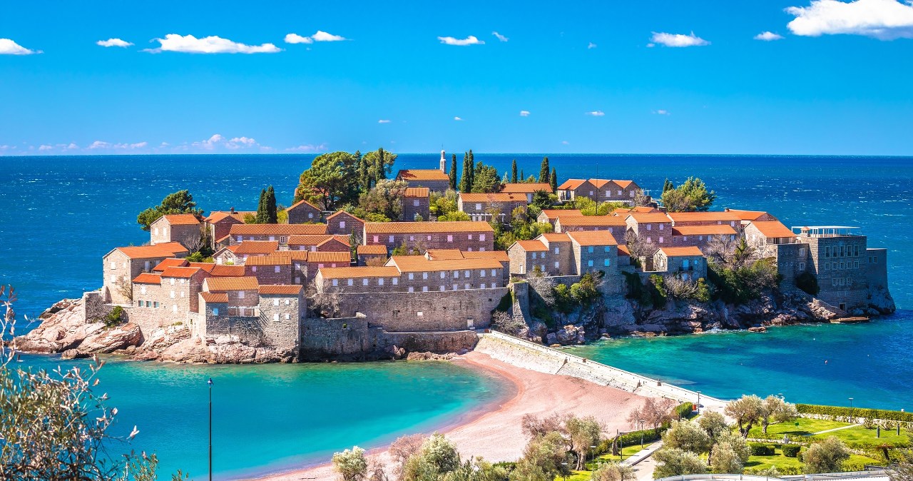 Kultowa wyspa w Czarnogórze wraca na turystyczną mapę. Dostęp do plaż na Sveti Stefan dla wszystkich
