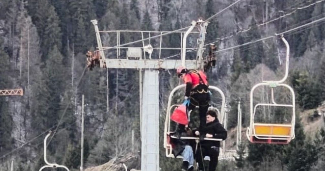 Kilkadziesiąt osób utknęło na wyciągu krzesełkowym. Trwa akcja ratunkowa