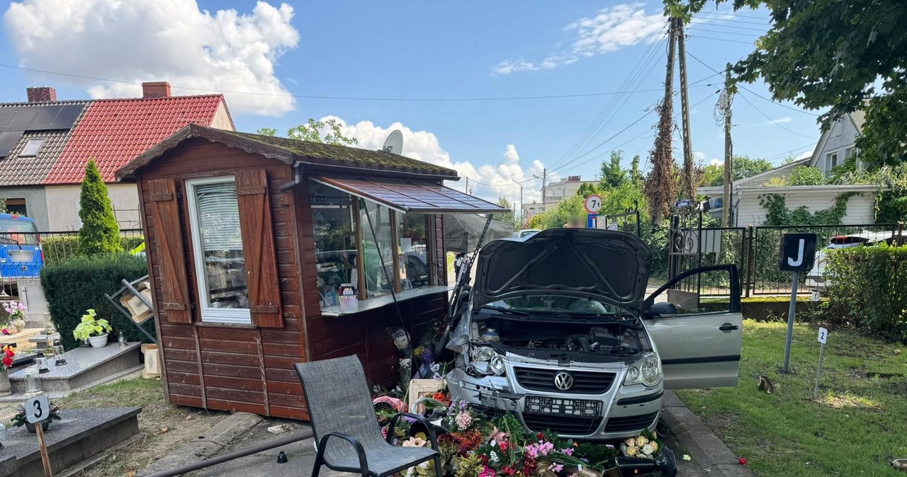 Pomylił pedały. Zatrzymał się na cmentarzu