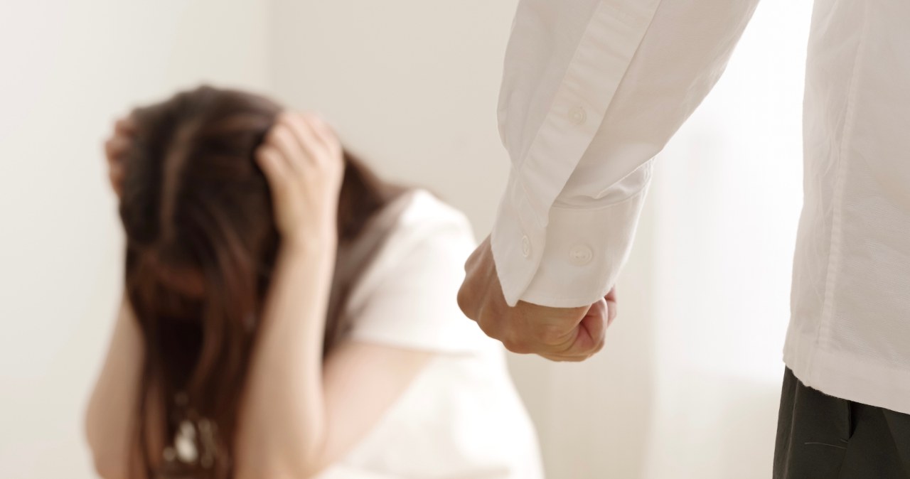 Wyzywał, przewracał i poniżał. Tak piłkarz Górnika Łęczna miał znęcać się nad partnerką