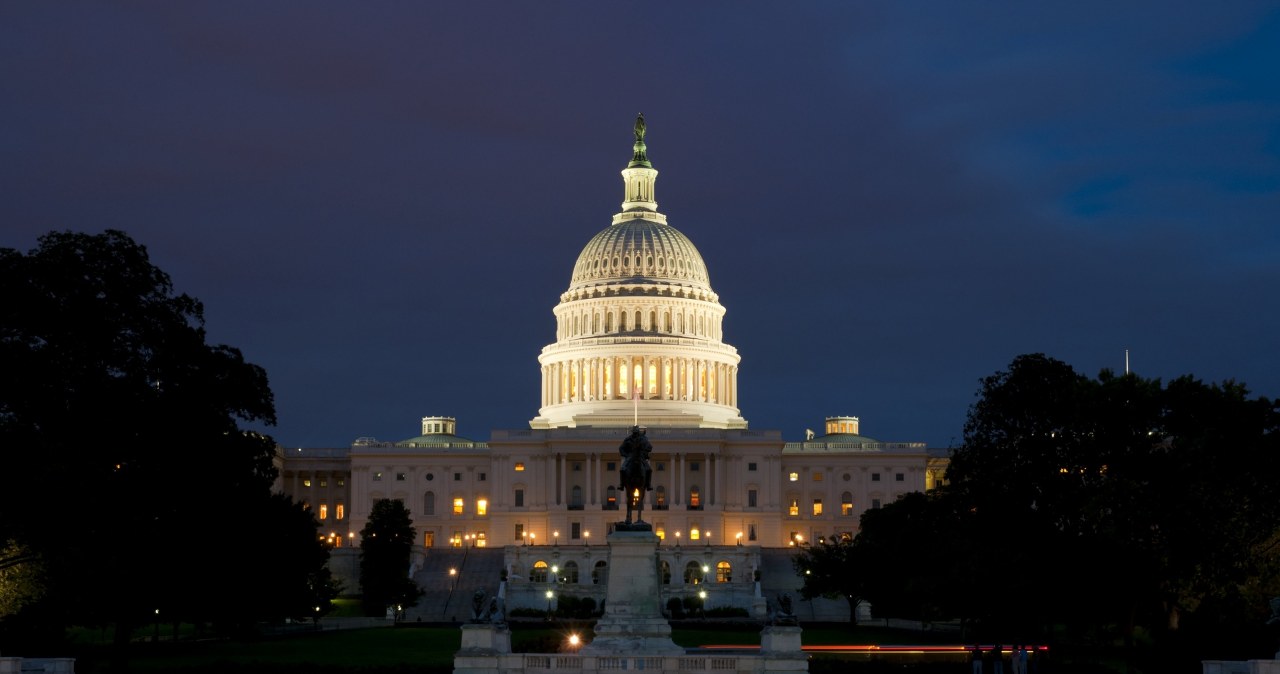 Młody mężczyzna zatrzymany przed Kapitolem. Był uzbrojony