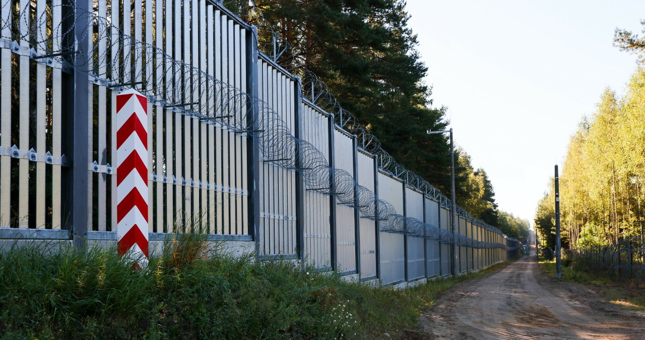 Zima opóźniła prace, ale zapora powstanie. Czterometrowy płot na granicy