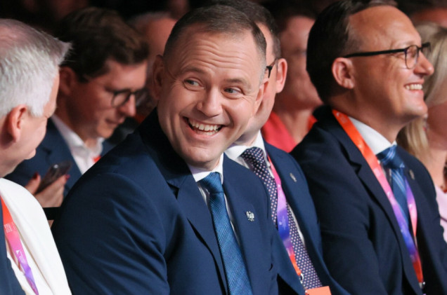 Nowy sondaż CBOS: Prezydent Nawrocki zyskał, Sejm i Senat stracił