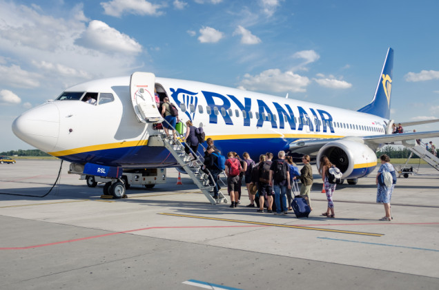 Pasażera Ryanaira częściowo wyssało przez okno. Wstępne ustalenia mówią o „ciele obcym”