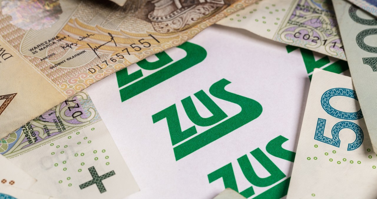 Pieniądze płyną do emerytów w ramach nowego świadczenia. ZUS podał dane