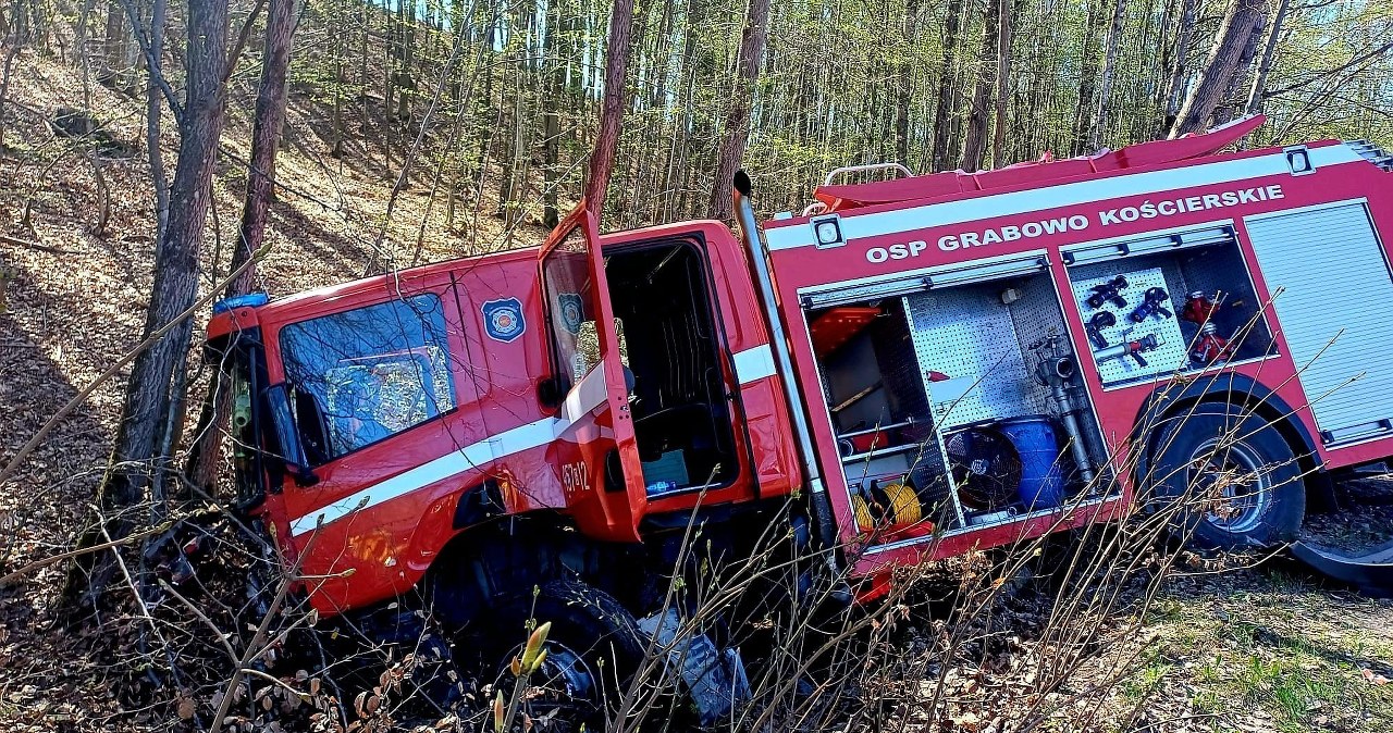 Jedna osoba nie żyje, auto strażaków w rowie. Poważny wypadek w majówkę