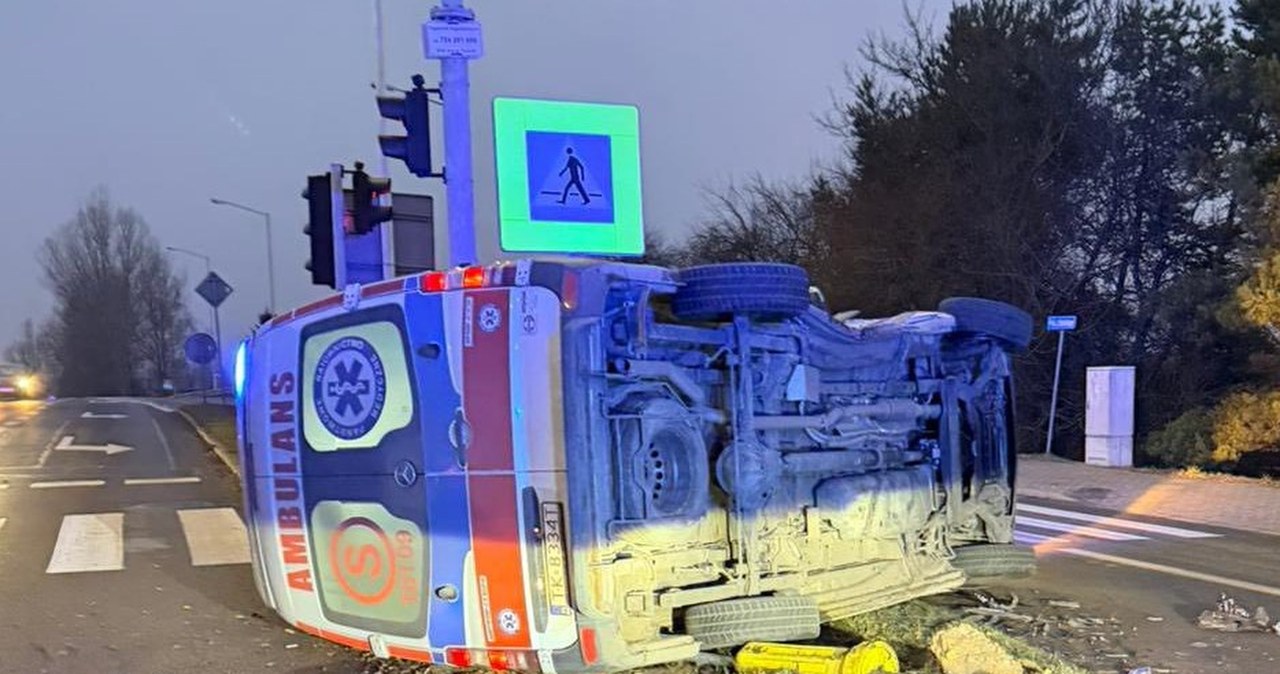 Wypadek karetki i auta osobowego. Cztery osoby w szpitalu