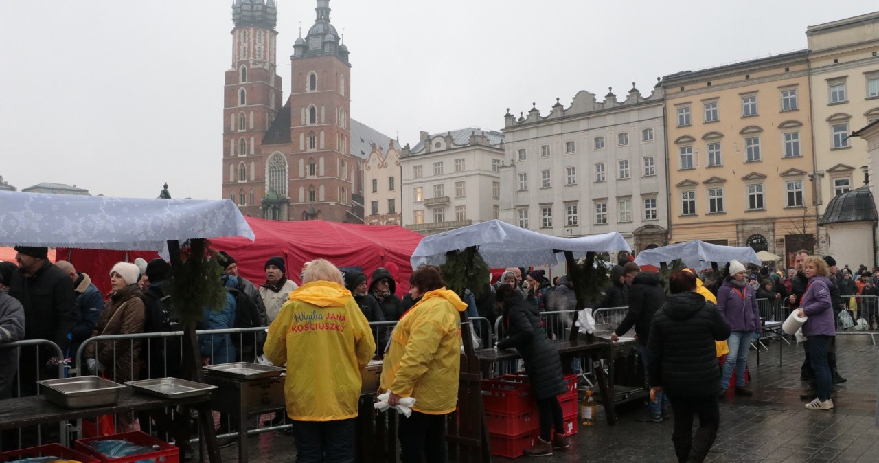 Niezwykła Wigilia na krakowskim Rynku. To największy świąteczny stół w Polsce