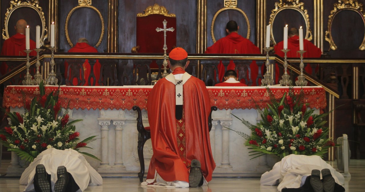 Ksiądz uruchomił dzwon kościelny, po czym został wydalony z kraju