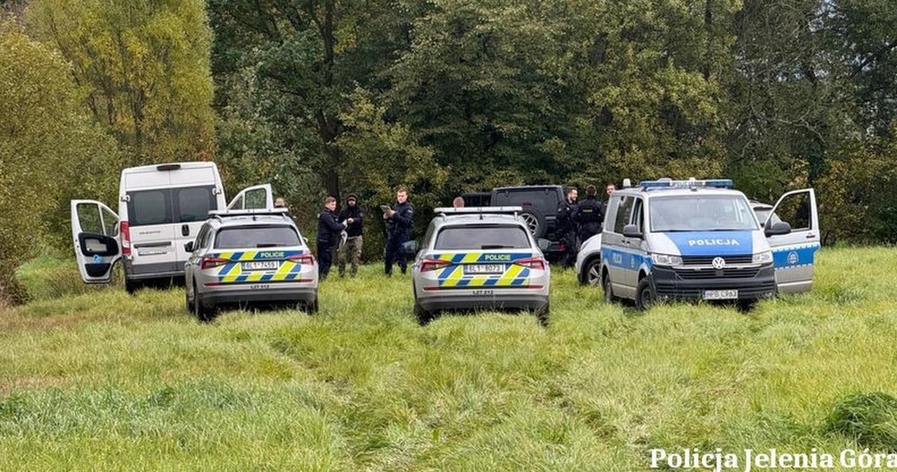 Ominął kolczatkę i uderzył w radiowóz. Gonili go Czesi i Polacy