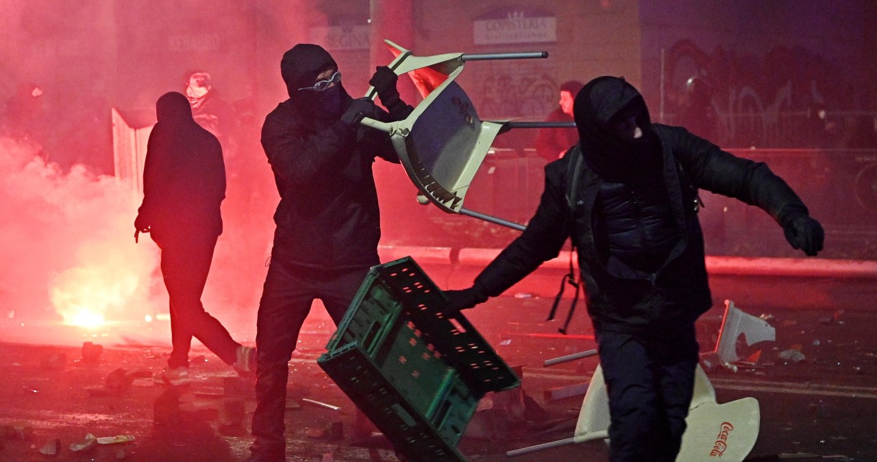 Bitwa na ulicach Turynu. W ruch poszły butelki, race i kamienie