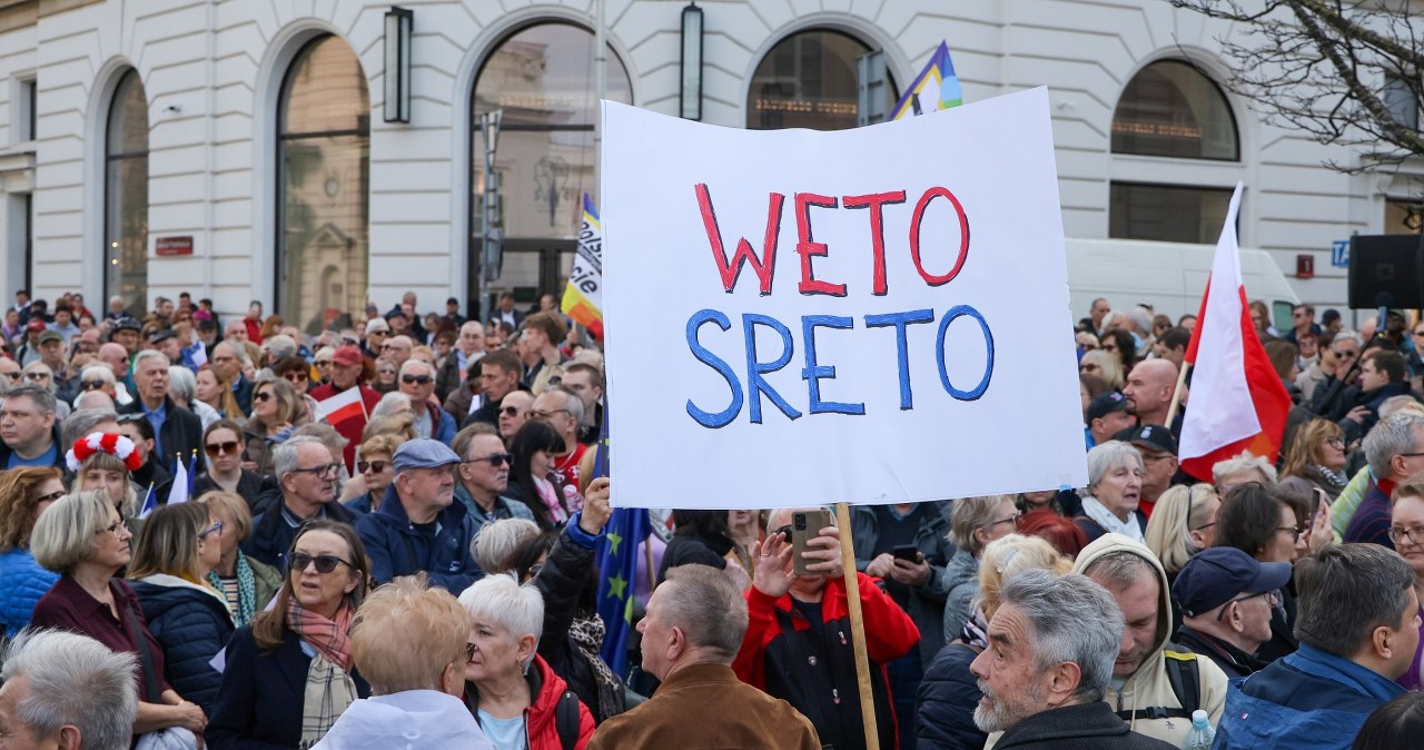 Protest przed Pałacem Prezydenckim ws. SAFE. "Śmierdzi to weto ruską skarpetą"