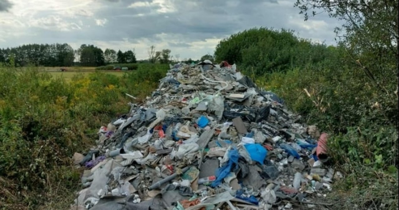 Droga zamieniona w wysypisko: mieszkańcy gminy Karczew w szoku!