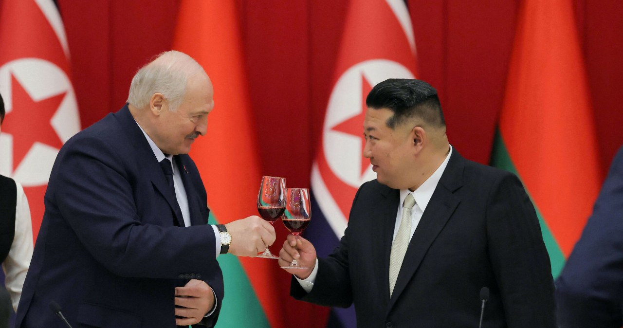 Łukaszenka podarował Kim Dzong Unowi karabin "na wypadek pojawienia się wrogów"