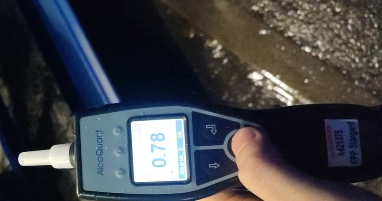 Jechał zygzakiem, a potem szarpał się z policją. Okazało się, że był poszukiwany