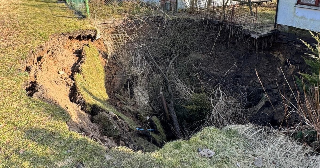 Potężny lej w Trzebini. Ziemia zapadła się na terenie ogródków działkowych