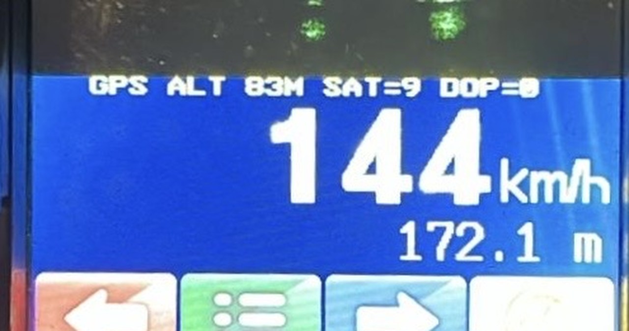 Auto trzykrotnie przekroczyło prędkość. W środku trwała diagnostyka